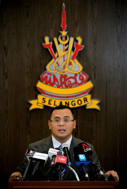  Amirudin bercakap pada sidang media berkaitan Perintah Kawalan Pergerakan (PKP) yang akan dilaksanakan ke atas enam daerah di negeri Selangor bermula 6 Mei di Kediaman Rasmi Menteri Besar Selangor DI Sha Alam, semalam. — Gambar Bernama