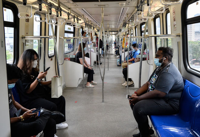  Para penumpang Transit Aliran Ringan (LRT) kelihatan mematuhi prosedur operasi standard (SOP) yang ditetapkan dengan memakai pelitup muka dan mengamalkan penjarakan sosial ketika tinjauan di Kuala Lumpur semalam. — Gambar Bernama