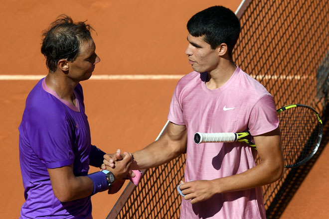  Nadal (kiri) berjabat tangan dengan Alcaraz selepas tamat perlawanan di antara mereka dalam Kejohanan Terbuka Madrid di Caja Magica. — Gambar AFP