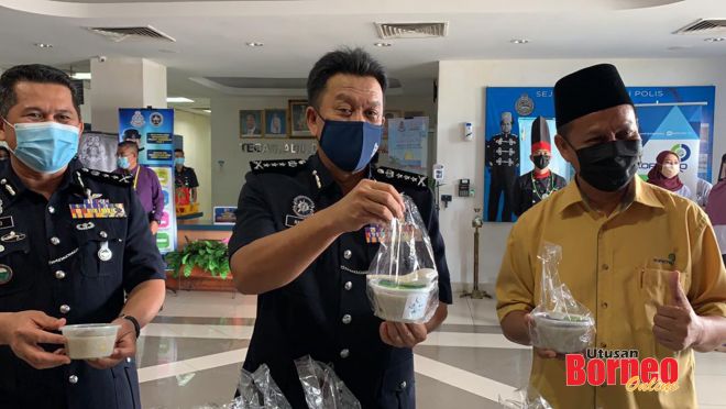  Hazani menerima bubur lambuk yang diagihkan oleh KOPETRO kepada pasukan polis di IPK Sabah.