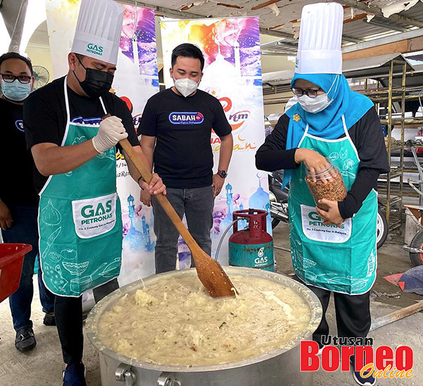  Fairuz (kiri) bersama Nor’ain menyediakan Bubur Lambuk dalam program ‘Jelajah Ramadan RTM Sabah 2021’.