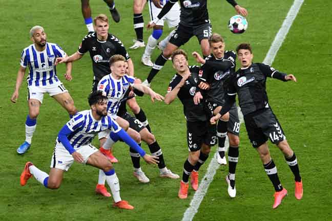  Sebahagian daripada babak-babak aksi perlawanan Bundesliga Jerman di antara Hertha Berlin dan Freiburg di Berlin. — Gambar AFP