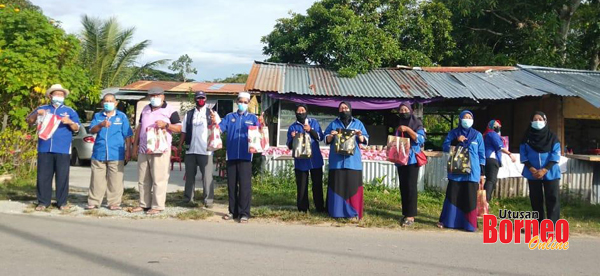  Antara AJK KRT Kota yang turut sama mengagihakn juadah berbuka puasa.