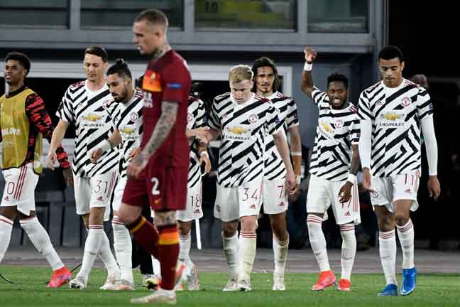  Pemain Manchester Utd meraikan gol jaringan mereka pada perlawanan separuh akhir kedua menentang AS Roma di Stadium Olympic di Rome. — Gambar AFP