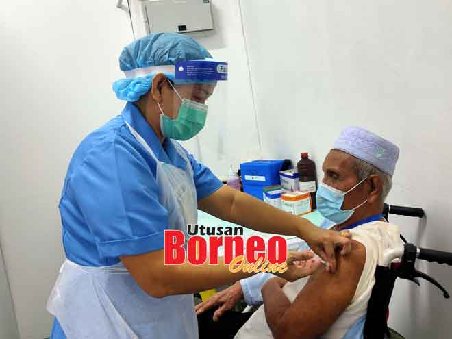  Talip menerima suntikan vaksin yang dikendalikan oleh Ketua Jururawat Klinik Kesihatan Tatau, Unda Kak.