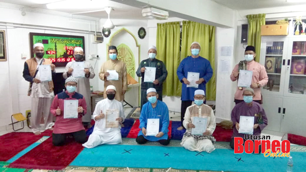  Peserta Khatam Al-Quran kalangan lelaki merakamkan kenangan bersama sijil masing-masing.