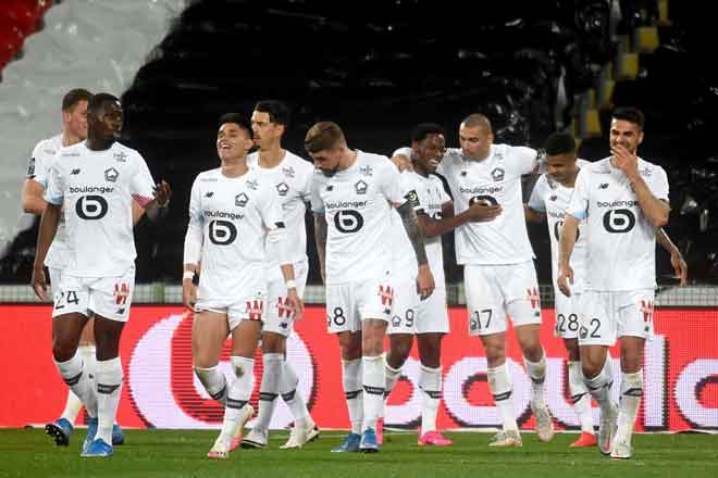  Pemain Lille meraikan gol jaringan pada perlawanan Ligue 1 menentang Lens yang berlangsung di Stadium Bollaert di Lens. Lille menang 3-0. — Gambar AFP