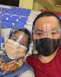  Arn dan ibunya, Jaliha ketika berada di Stadium Tertutup Miri bagi menjalani ujian saringan COVID-19 pada Rabu lalu.