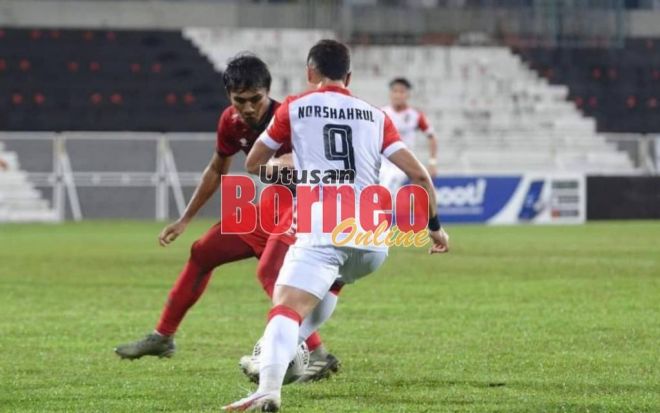 Mat Yo cuba melepasi pemain Kelantan United FC. - Gambar ihsan Sarawak United.