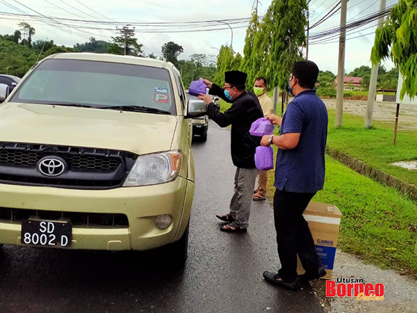  Abu Bakar edarkan bungkusan manis berbuka puasa kepada pengguna jalan raya