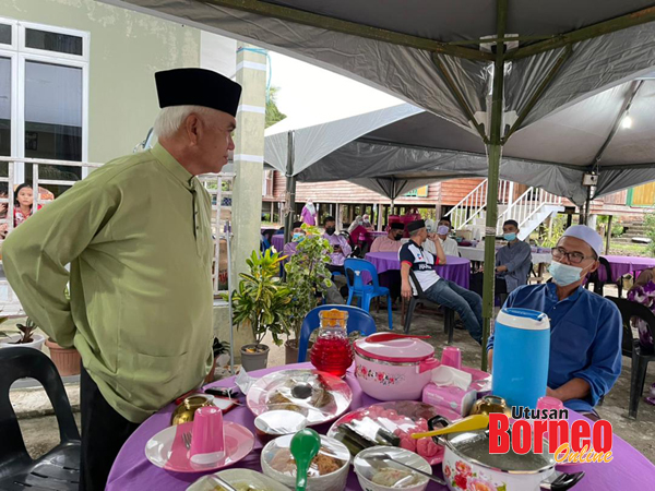  Beramah mesra bersama seorang penduduk Kg. Gadong di Majlis Berbuka Puasa di rumah Norhayati Lawi.