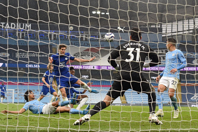  Alonso (tengah) menjaringkan gol kemenangan buat Chelsea pada perlawanan Liga Perdana Inggeris di antara Manchester City dan Chelsea di Stadium Etihad di Manchester, kelmarin. — Gambar AFP