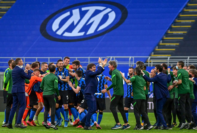  Conte (tengah), pemain dan kakitangan meraikan kemenangan selepas tamat perlawanan Serie A Itali di antara Inter Milan menentang Sampdoria di stadium San Siro di Milan, kelmarin. — Gambar AFP