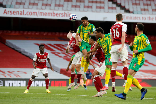  Pemain pertahanan West Bromwich Albion Darnell Furlong (tengah) menanduk bola pada perlawanan Liga Perdana Inggeris di antara Arsenal dan West Bromwich Albion di Stadium Emirates, kelmarin. — Gambar AFP