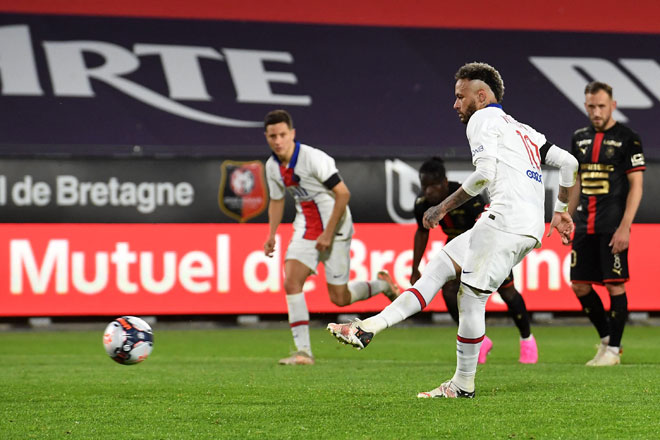  Neymar menjaringkan gol pada perlawanan Ligue 1 Perancis di antara Stade Rennais Football Club dan Paris Saint-Germain di stadium Roazhon di Rennes, kelmarin. — Gambar AFP
