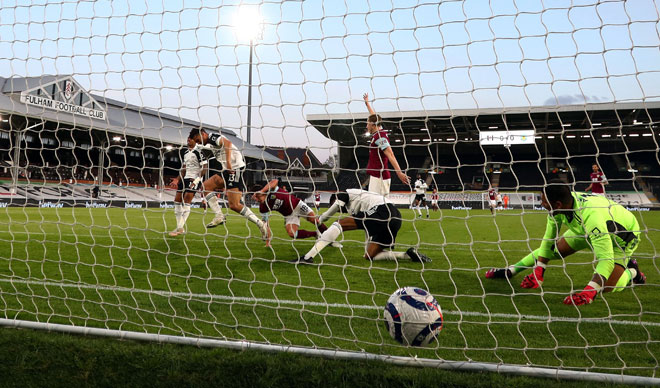  Ashley Westwood menjaringkan gol pembukaan pada perlawanan Liga Perdana Inggeris di antara Fulham dan Burnley di Craven Cottage di London, kelmarin. — Gambar AFP