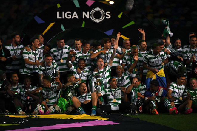  Pemain dan kru pasukan Sporting Lisbon meraikan kejayaan mereka memenangi Liga Portugal di Stadium Jose Alvalade di Lisbon. — Gambar AFP