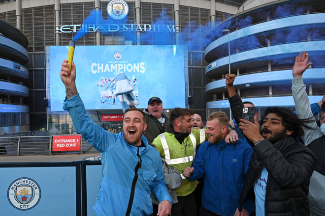  Penyokong Manchester City berkumpul di luar Stadium Etihad bagi meraikan kejayaan pasukan mereka memenangi Kejuaraan Liga Perdana Inggeris. — Gambar AFP