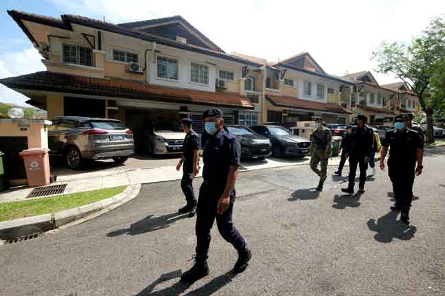  Anggota Polis Diraja Malaysia (PDRM) dan Angkatan Tentera Malaysia (ATM) membuat tinjauan dan pemeriksaan dari rumah ke rumah di Presint 9 dekat Putrajaya, semalam bagi memastikan tiada aktiviti kunjung mengunjung dibuat sempena Aidilfitri. — Gambar Bernama