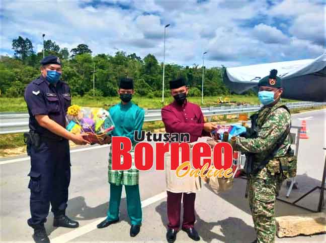  Amin (dua kanan) serta pegawai kanannya yang lain ketika bersama-sama menyerahkan sumbangan Hari Raya Aidilfitri kepada anggota keselamatan yang bertugas di SJR Jambatan Durin di Sibu, kelmarin.