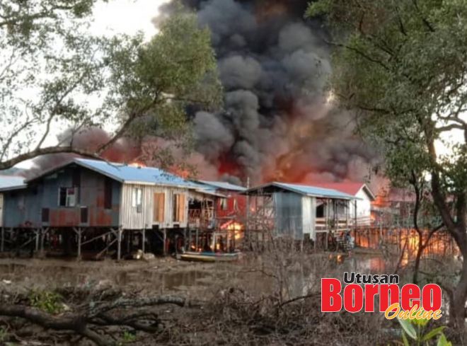  Keadaan kebakaran memusnahkan 30 rumah di Kampung Meruntum di sini.