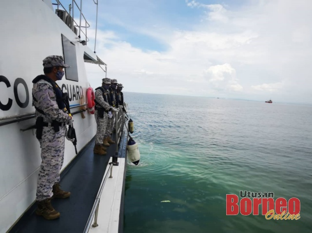 Anggota APMM melakukan kawalan ketat di perairan Bintulu.