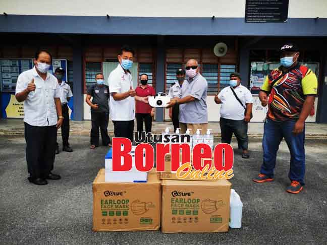  Ding menyampaikan sumbangan kepada SK Abang Amin Bintangor, semalam.