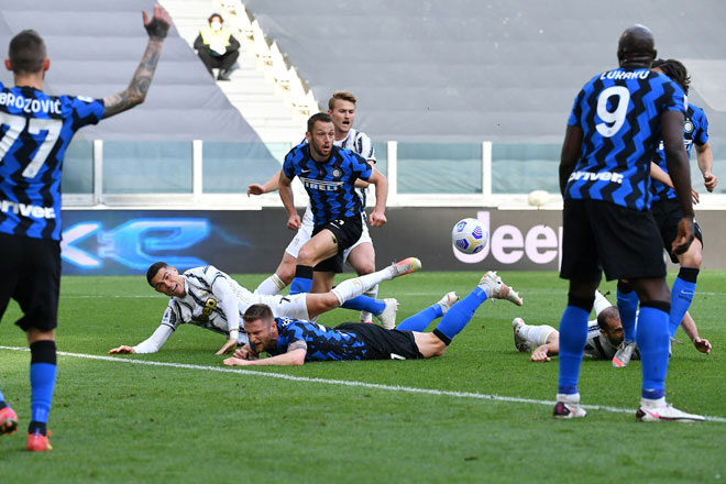  Sebahagian daripada babak-babak aksi perlawanan Serie A Itali di antara Juventus dan Inter Milan di Stadium Juventus di Turin. — Gambar AFP