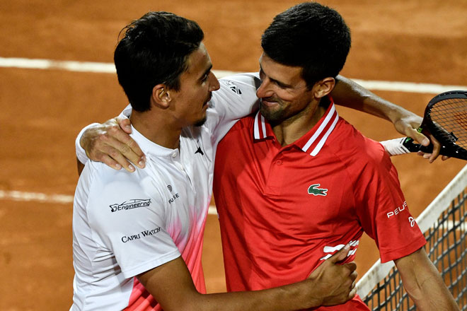  Djokovic (kanan) bersua dengan Sonego selepas tamat perlawanan semifinal di antara mereka berdua. — Gambar AFP