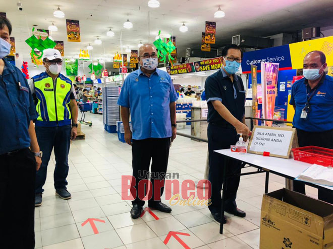  Lee (dua kanan) semasa membuat pemantauan dan pemeriksaan di salah sebuah pasar raya di Miri, semalam. 