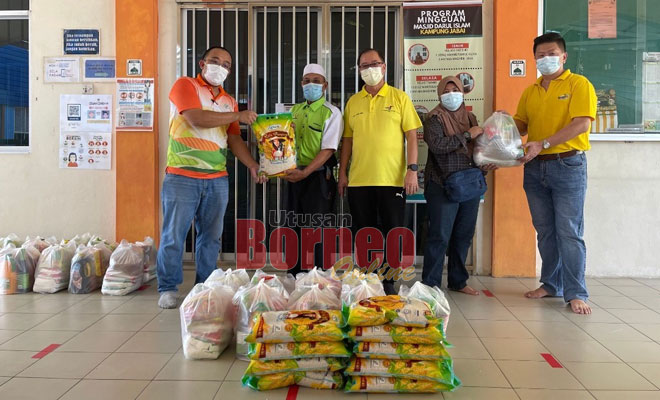  Johnny (tiga kanan) bersama ahli SUPP serta wakil syarikat menyerahkan sumbangan kepada wakil ketua kaum Kampung Jabai dan Masjid Darul Islam Kampung Jabai, Bintulu.