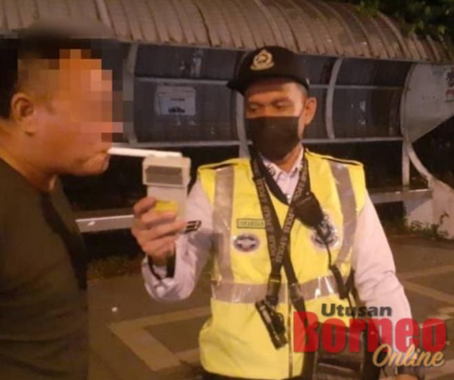 Antara orang awam yang diperiksa kandungan alkohol menggunakan alat EBA pada Ops Mabuk malam Ahad.