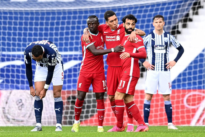  Mohamed Salah (dua kanan) meraikan gol kemenangan bersama rakan sepasukannya Roberto Firmino (tengah) dan Sadio Mane (dua kiri) pada perlawanan Liga Perdana Inggeris di antara West Bromwich Albion dan Liverpool di stadium Hawthorns di West Bromwich, kelmarin.  — Gambar AFP