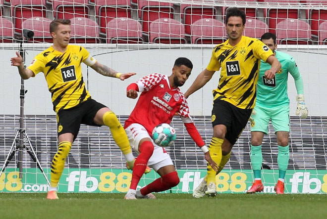  Pemain pertahanan Mainz Jeremiah St Juste (dua kiri) bersaing dengan Marco Reus (kiri) dan pemain Dortmund Mats Hummels pada perlawanan Bundesliga Jerman di antara Mainz 05 menentang Borussia Dortmund di Mainz, kelmarin. — Gambar AFP