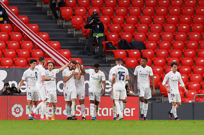  Pemain pertahanan Real Madrid Nacho Fernandez diraikan rakan sepasukannya selepas menjaringkan gol pada perlawanan La Liga Sepanyol di antara  Athletic Club Bilbao dan Real Madrid CF di stadium San Mames di Bilbao, kelmarin. — Gambar AFP