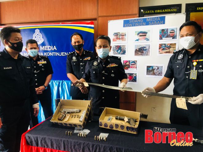  Senjata termasuk pistol dan parang yang dirampas dipercayai digunakan oleh suspek untuk menyerang pasukan serbuan.