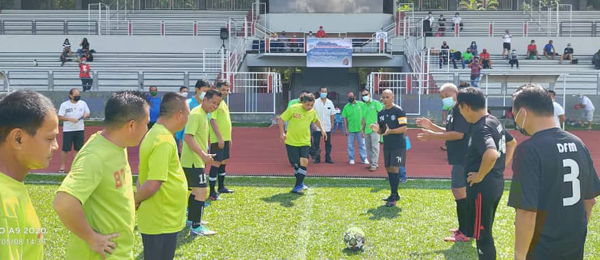  Joe Sulaiman melakukan sepakan sebagai simbolik perasmian Pertandingan Bola Sepak Veteran Tertutup Piala DSP Dr Jeffery Kitingan di Stadium  Penampang, baru-baru ini.