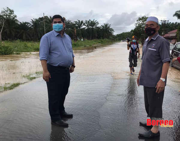  Shahelmey (kiri) bersama Ruslan (kanan) membuat tinjauan di salah satu lokasi yang terjejas banjir di Beaufort.