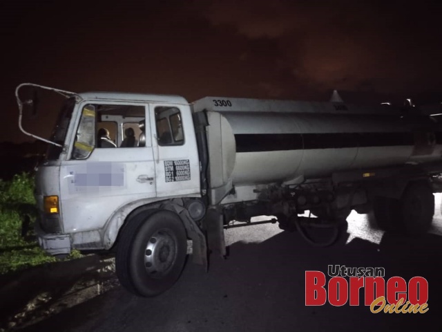 Lori tangki muatan 12, 000 liter diesel seludup yang ditahan di Jalan Pesisir Pantai Bintulu-Kuala Tatau pada malam Isnin.