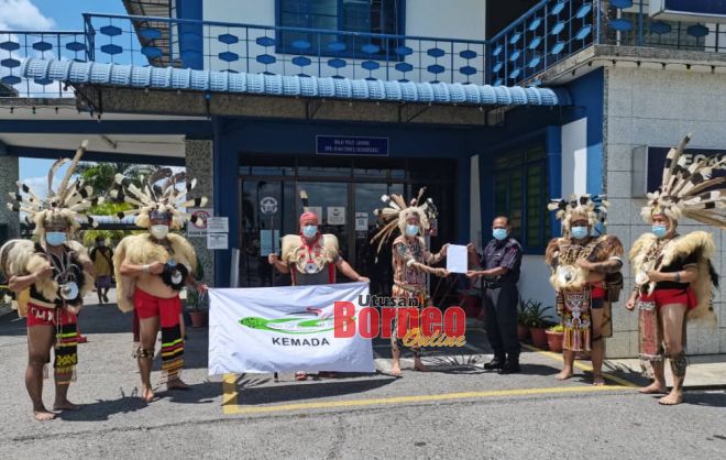 Jackery (empat kiri) menyerahkan laporan polis kepada anggota Balai Polis Lanang di Sibu, hari ini.