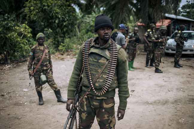  Gambar fail menujukkan Tentera Demokratik Congo mengadakan kawalan di perkampungan Manzalaho berdekatan Beni selepas diserang ADF. — Gambar AFP