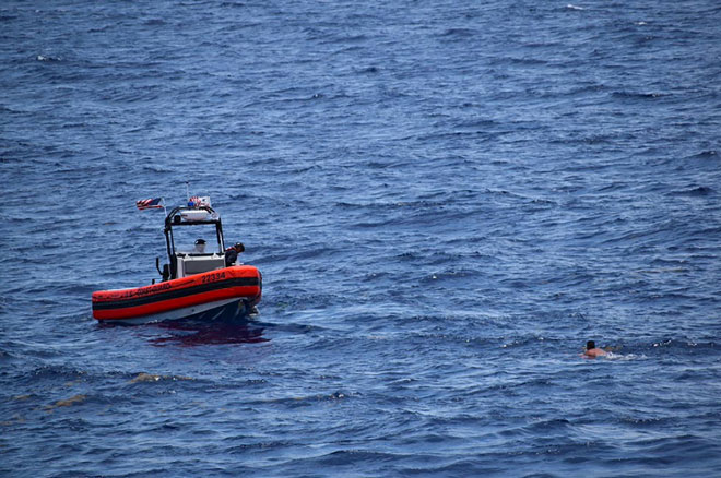  Gambar fail bertarikh 27 Mei 2021 menunjukkan pengawal pantai AS  menghalang bot kecil dan menyelamatkan lapan mangsa 18 batu barat Key West, Florida. — Gambar AFP