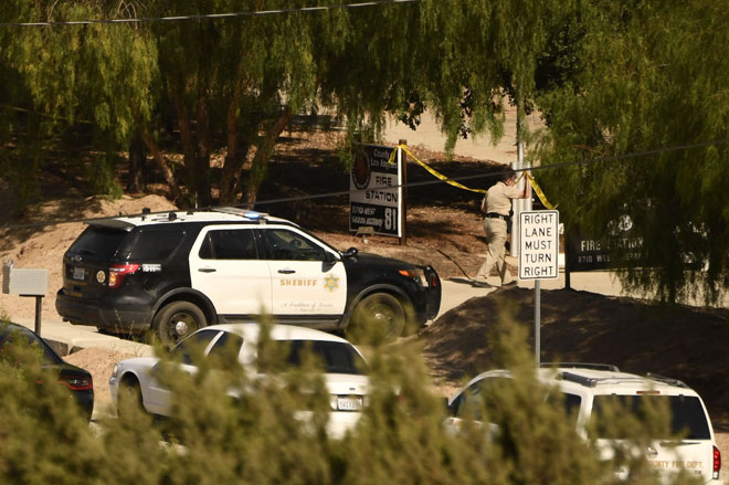  Kereta syerif dilihat diparkir di luar Balai Bomba 81 selepas insiden tembakan yang menyebabkan seorang anggota bomba maut dan seorang lagi cedera di Agua Dulce, California kelmarin. — Gambar AFP