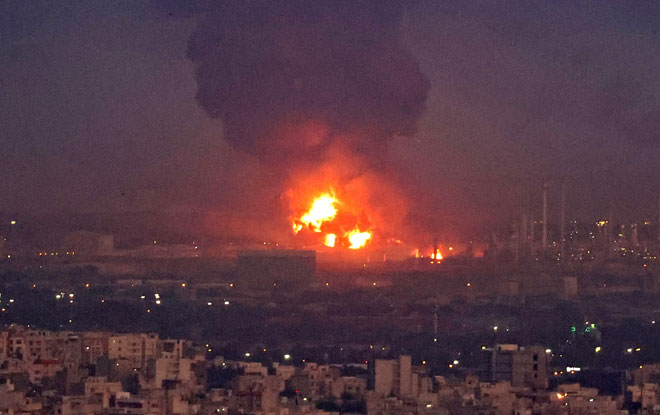  Kepulan asap tebal dilihat di kilang penapisan minyak yang terbakar di Tehran, Iran kelmarin. — Gambar AFP