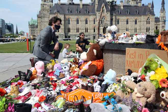  Gambar fail pada 1 Jun 2021, kelihatan Trudeau mengunjungi memorial sementara susulan penemuan rangka tulang 215 kanak-kanak di dalam kubur tidak bertanda di Kamloops Indian Residential School di  British Columbia. — Gambar AFP