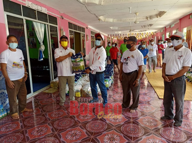  Sikie (dua kiba) simbolik nyuaka bantu ngagai Tuai Rumah Salleh di Nanga Tau ditu, kemari.