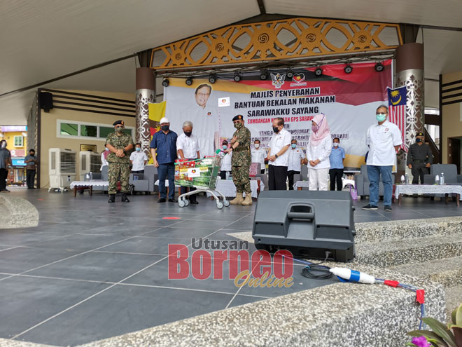  Abang Johari nyuaka Bantu Pemakai Sarawakku Sayang ngagai Tan Sri Datuk Amar Dr James Jemut Masing ungkup sitak Baleh.  Sama bisi dipeda dia, (dua ari kiba) Awang Tengah, Masing, Johari, Douglas, Fatimah enggau Liwan Lagang.