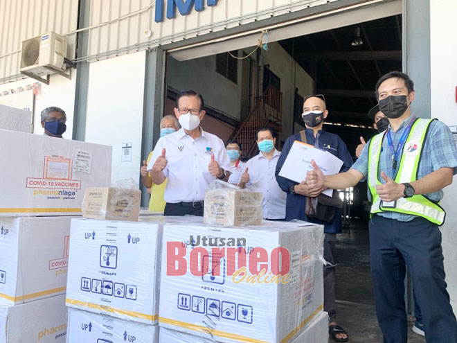  Lee enggau bala bukai mandangka tan da jari manah lebuh ke nyambut penatai stok vaksin Sinovac ba Padang Bilun Miri, pagi kemari.