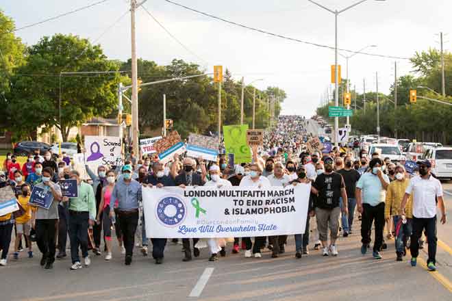  Orang ramai dari pelbagai latar belakang dan agama menyertai perarakan  di Ontario Kanada, kelmarin untuk menghentikan kebencian dan memberi penghormatan kepada empat anggota keluarga Islam yang dilanggar mati oleh seorang lelaki memandu trak pikap pada Ahad lepas. — Gambar AFP