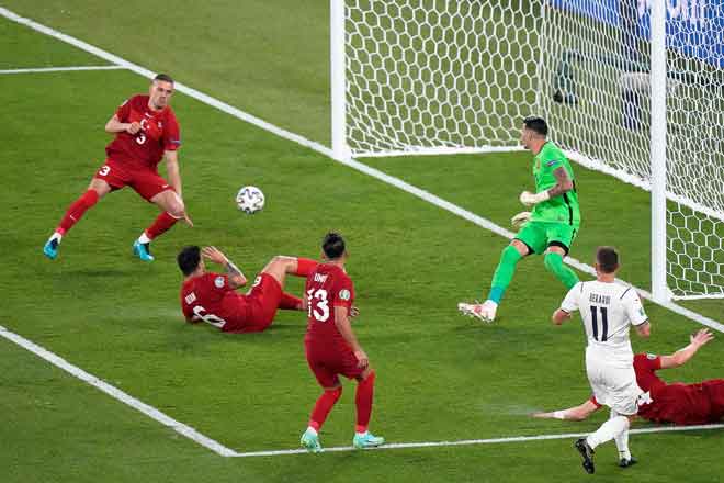  Antara babak-babak aksi perlawanan pembukaan Kejohanan Euro 2020 di antara Itali dan Turki yang berlangsung di Stadium Olympic di Rom. Itali menang 3-0. — Gambar AFP